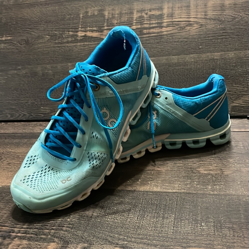 GUC ON CLOUD RUNNING SHOES 7.5 - Picture 6 of 10
